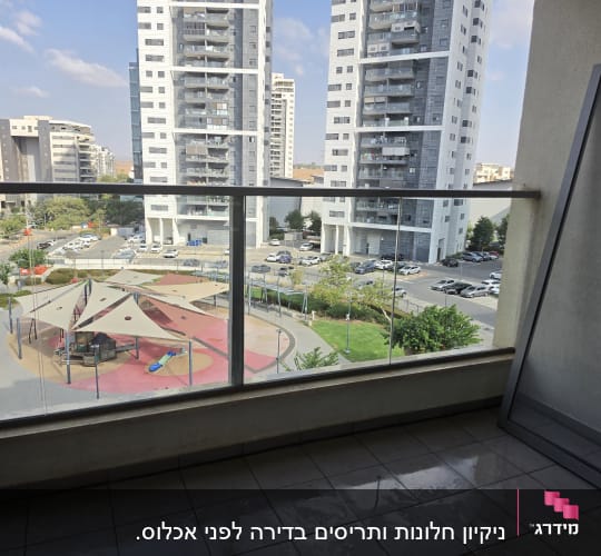 ניקוי מעקה זכוכית ורצפת מרפסת בדירת מגורים בבניין גבוה